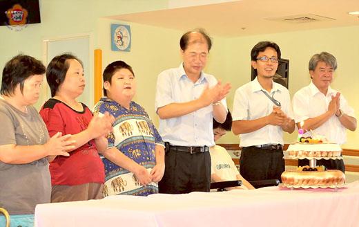 縣長李沃士率縣府團隊前往晨光、福田關懷園生,獻上秋節祝福,希望大家感受到如家一般的溫暖和照顧。(陳麗妤攝)