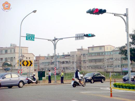 金城鎮民權路與環島西路交叉路口(救國團金門青年活動中心)閃光號誌,已經調整為紅綠燈行車管制號誌,提醒駕駛人注意。(莊煥寧攝)