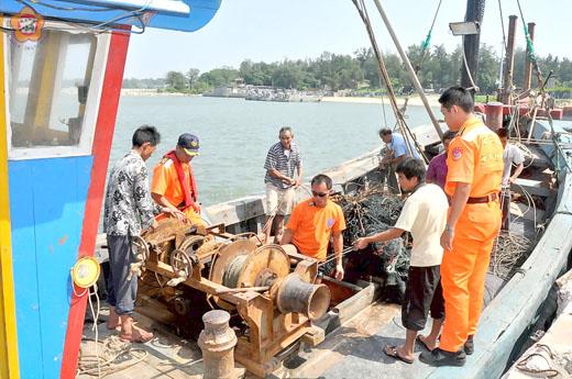 金門海巡隊昨查獲兩艘大陸籍雙拖網漁船非法越界捕魚,將人船帶回料羅港區調查,將五百公斤魚貨拋回大海,並沒收起網機、鋼纜等漁具。(陳麗妤攝)