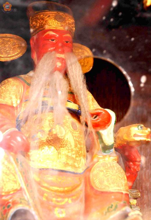   蔡襄是宋朝的賢臣；他是金門蔡氏宗親的遠祖。他的「金身」在中秋節前被迎請到瓊林「十一世宗祠」供奉，為期一年。（張建騰攝）