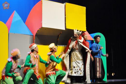   文化局邀請「如果兒童劇團」打造精彩的「故事嘉年華系列」，昨晚七時上演「輕輕公主」戲碼，吸引近千民眾到場觀賞。（李金鎗攝）