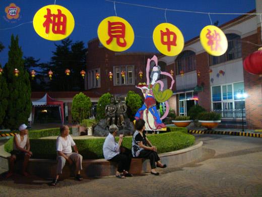 　大同之家製作巨幅「嫦娥奔月」看板，表演舞台，張燈結綵，將庭院佈置得熱鬧非凡。（李金鎗攝）