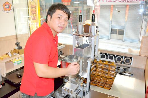 「大木匠」王家進「燒錢」實踐風獅爺文創食品夢想，開創另一條截然不同的事業人生。（楊水詠攝）