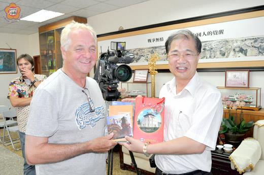 行政院新聞局「2011中秋節國際記者團」昨前進金門縣政府拜會、訪問,受到縣長李沃士熱烈歡迎。(李增汪攝)