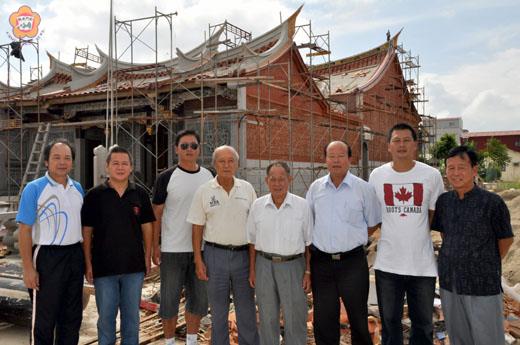 烈嶼鄉長洪成發（右三）慨捐新台幣一百萬元，贊助洪氏家廟重建經費；青岐村長洪天南（左三）、青岐社區發展協會理事長洪正雄（右二）、烈嶼鄉民代表洪鴻斌（左二）也共襄盛舉，合捐新台幣六十萬元，由該家廟重建委員會主任委員洪志成（左四）等人代表接受。（許加泰攝）