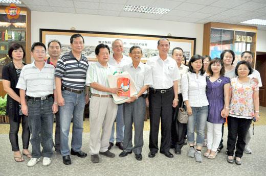   苗栗縣政府由民政處長張雙旺領隊到金門勞軍，昨前抵金門縣政府拜會，副縣長吳友欽熱情迎賓，並致贈金酒與旅遊導覽書冊等表達歡迎。（莊煥寧攝）