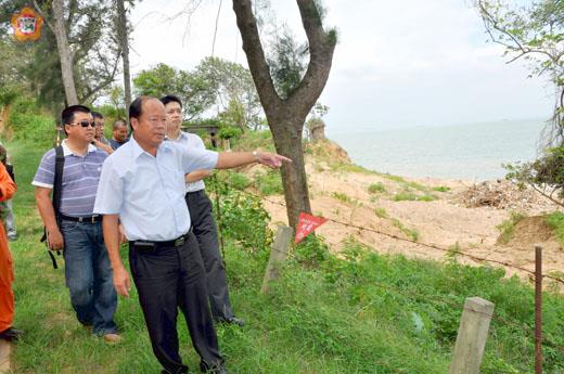 排雷承商台灣士瑞克保全股份有限公司未做好烈嶼雷區清除的善後工作，引來地方指責的聲音，鄉長洪成發要求該公司儘速清除雷地成堆的雜物，以維護海岸景觀。（許加泰攝）