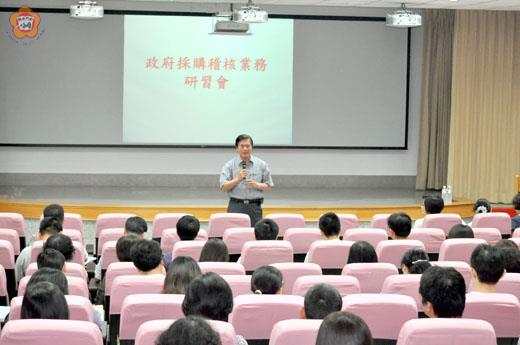   採購稽核業務研習會昨日在金門縣政府多媒體簡報室上課，主任秘書盧志輝到場致詞期勉。
（李增汪攝）