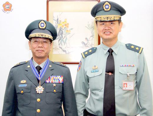 即將升任陸軍司令部副司令的黃奕炳(左),與陸軍司令部政戰主任鄭瑞堅(右),兩人是小學同學、國中同學,都是中將,都是金門俊彥,即將共事於陸軍司令部。
(陸軍司令部及十軍團提供/張建騰翻攝)