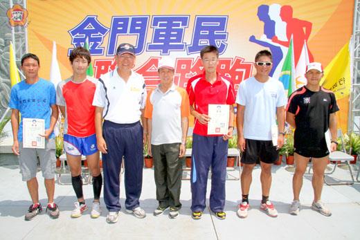 由金門縣政府與金門防衛指揮部共同主辦的軍民路跑，各組優勝成績出爐，獲得金防部指揮官王世塗頒獎表揚。（李金鎗攝）