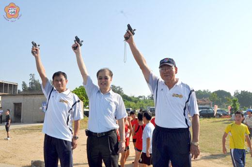 金門地區慶祝建國100年軍民聯合休閒路跑賽昨天舉行，活動由金防部指揮官王世塗中將與李沃士縣長等共同鳴槍揭開序幕。（李金鎗攝）