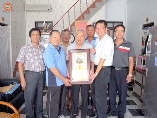 金城鎮長石兆瑉昨日上午前往楊操家中致贈感謝狀，對其義行甚為感激和敬佩。
（金城鎮公所提供）