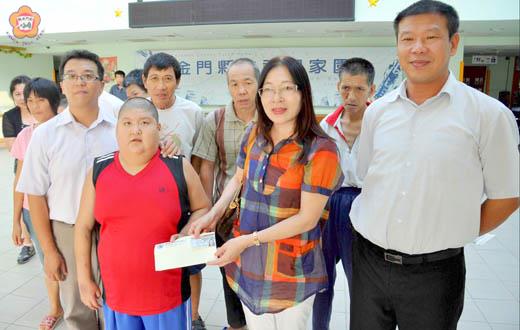 金湖鎮代李秀華（右二）在鎮長蔡西湖（右一）的陪同下，捐款幫福田圓夢。（張建騰攝）