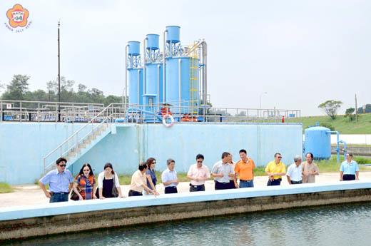 金湖鎮代會昨天訪視太湖淨水場，希望金門自來水廠努力改善金湖地區自來水的水質。（張建騰攝）