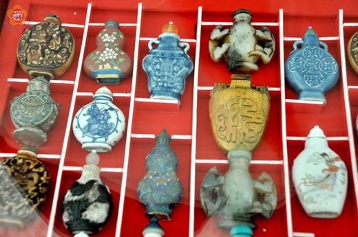   「黃國泰～鼻煙壺珍藏展」昨起在金城鎮公所藝文走廊亮相，總共展出二百餘件鼻煙壺藝品。（楊水詠攝）