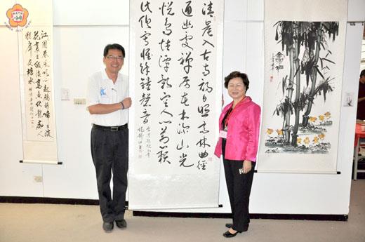 中華兒童書法教育推展協會會員聯展暨學生比賽得獎作品展昨日開幕，理事長楊靜江（右）致贈書法作品予金城鎮，將在藝文走廊展出。（楊水詠攝）