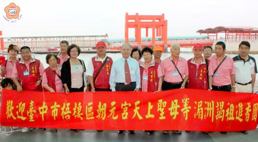 縣議會議長王再生率領議職同仁在水頭碼頭迎接台中市朝元宮進香團。
（照片由縣議會提供）