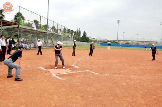 縣長李沃士和金城鎮長石兆瑉、全國慢壘協會副秘書長粟爵文共同為總統盃全國慢壘錦標賽金門區預賽主持開球。
（楊水詠攝）