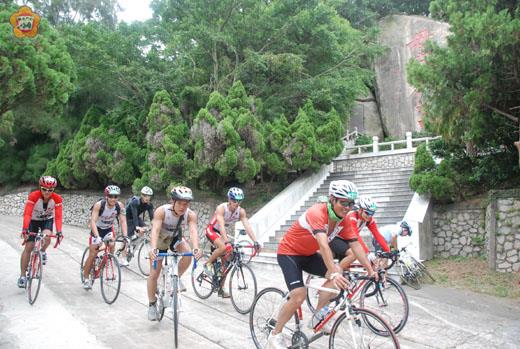   「精彩100年、樂騎100K」自行車環島100公里騎乘活動昨日舉行：活動路線特別安排挑戰太武山。
（圖片由金管處提供）