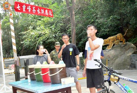 金東登山入口處設茶水服務