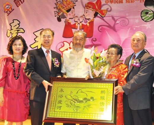  金門縣政府昨日精心規劃舉辦金齡閩南世紀傳承婚慶活動：縣長李沃士與議長王再生頒贈紀念牌表揚攜手走過半世紀以上金婚夫妻。（李增汪攝）