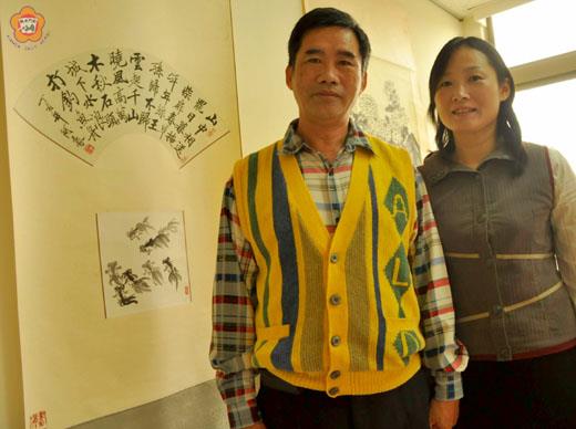   曾出版過十餘本書的王阿豪（左），在金湖鎮公所舉辦出書作品展。他的妻子表示，王阿豪對於創作有耐心求精緻，細心下功夫。（張建騰攝）