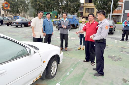 金城鎮公所昨日辦理金城北堤路疑似廢棄車輛現場勘查認定及會報作業。（李金鎗攝）