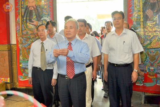 昨為金寧鄉西浦頭李光前將軍殉國日，縣議會議長王再生率議會同仁前往上香祭拜，感懷李光前將軍護國衛民的忠勇情操。
（莊煥寧攝）