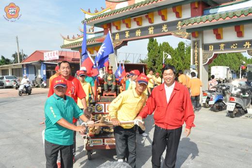 金寧鄉西浦頭村舉行「李將軍」巡安大遊行，全村總動員參加，簇擁「李將軍」金身遶境巡安，祈祝庇佑國運昌隆、閤境平安。（莊煥寧攝）