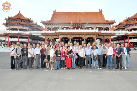 重陽節前夕，金門信用合作社理事主席陳松泉（左二）率員前往探訪高齡社員，並致贈敬老禮金祝賀他們重陽佳節快樂。（莊煥寧攝）