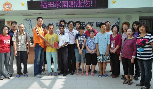   蔡乃靖（左四）、蔡顯明（左七）陪同瓊林志工將資源回收換得的一萬元及兩箱冬衣送給福田。（張建騰攝）