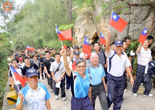   以「軍民雙十登山，歡慶建國百年」為主題，金門防衛指揮部、金門縣政府及金門國家公園昨天在太武山舉辦登山活動。（張建騰攝）