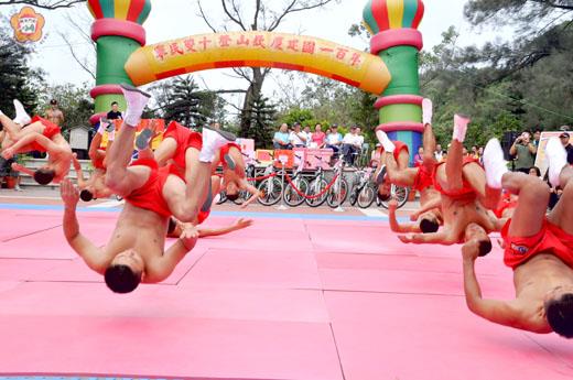 蛙人翻身搶背,軍民歡呼雷動!(張建騰攝)