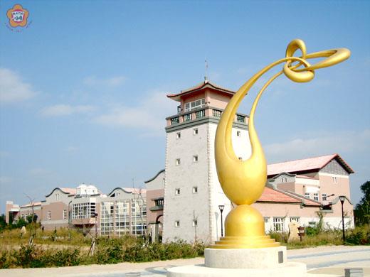   圖為金門飛揚，作者朱魯青，設置於文化園區外圍廣場。
（文化局提供）