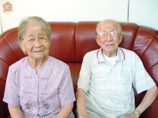   一百零九歲的楊清雲與九十六歲的黃永絮人瑞夫婦，對回金門參與世界金門日，顯得興奮與期待。（照片由金門縣政府台北服務處主任陳永富提供）