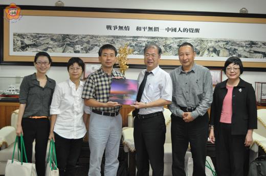   北京大學建築與景觀設計學院副教授張天新等人，昨日拜會金門縣長李沃士。（李增汪攝）