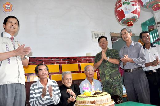   鄭有諒、李智雄等向一百零二歲的人瑞蔡滄海（左三）賀壽。（張建騰攝）