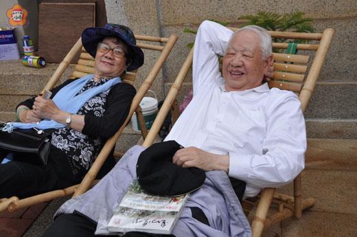   洛夫（右）與妻子陳瓊芳（左）昨天重返武揚坑道後，在瓊林民宿與友人談詩論藝。（張建騰攝）