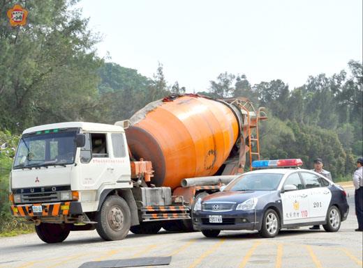 肇事的水泥攪拌車。（張建騰攝）