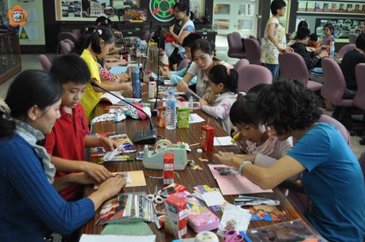   中正國小舉辦一場「來做親子手工書」活動，吸引家長帶著子女一起來參加互動學習。（李金鎗攝）