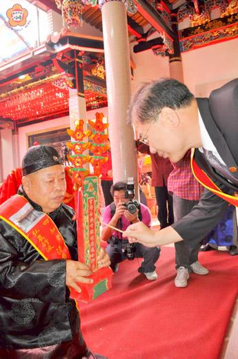 浯島湖美楊氏家廟奠安慶典活動昨天隆重舉行，縣長李沃士主持點主儀式。（楊水詠攝）
