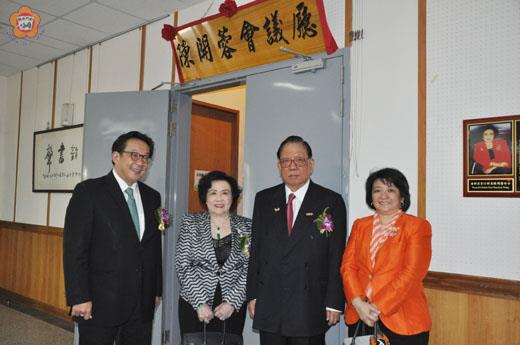   丹斯里拿督斯里楊忠禮（右二）、賢內助潘斯里楊陳開蓉（左二）、長子楊肅斌（左一），一家人捐資興學，為後輩學子樹立學習典範。（許加泰攝）