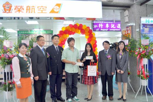 立榮航空自助報到服務金門機場昨正式啟用，提供旅客便利快速的劃位服務。（李金鎗攝）