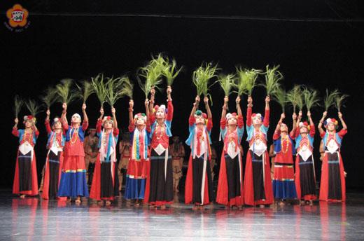 　台灣原住民原緣文化藝術團擔綱演出的「巫歌戰祭」劇碼照片。（文化局提供）