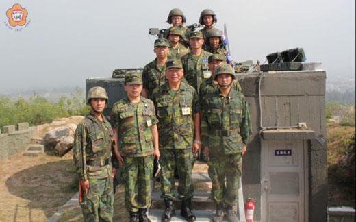   為求精確，為達專業，王世塗（前右二）要求部隊執行戰備演練時，應律定「術語」，統一「術語」。（金防部提供）