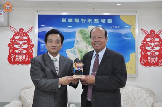   內政部役政署署長郭清泉拜訪烈嶼鄉長洪成發，致贈「役政寶寶」，感謝洪成發的熱情接待。（許加泰攝）