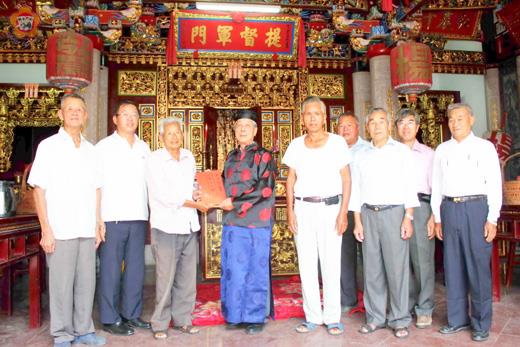 安岐許氏家廟奠安委員會許天順等許氏長老，敬送湖峰族長楊水土姻親邀請紅帖。（莊煥寧攝）