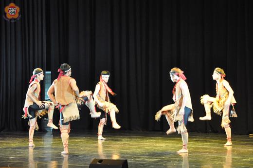   台灣原住民原緣文化藝術團昨晚演出「巫歌～戰祭」劇碼，讓在場觀眾激賞，報以掌聲及喝采。（楊水詠攝）