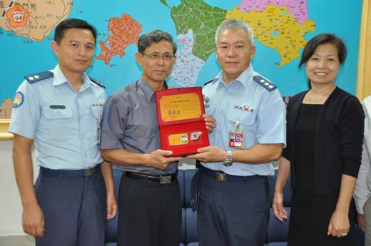  金門縣副縣長吳友欽（左二）昨頒贈金門縣榮譽縣民證給前空軍金門基地勤務隊隊長趙仁偉（右二），感謝他對地區病患和家屬的服務。（楊水詠攝）