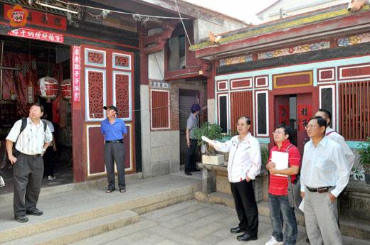 　金門縣歷史建築審查委員會召開審議會議，兼主任委員李沃士縣長率與會審查委員實地踏勘「金門城南門傳統建築群」(金門城57、58、62、63號)等歷史建築。（莊煥寧攝）